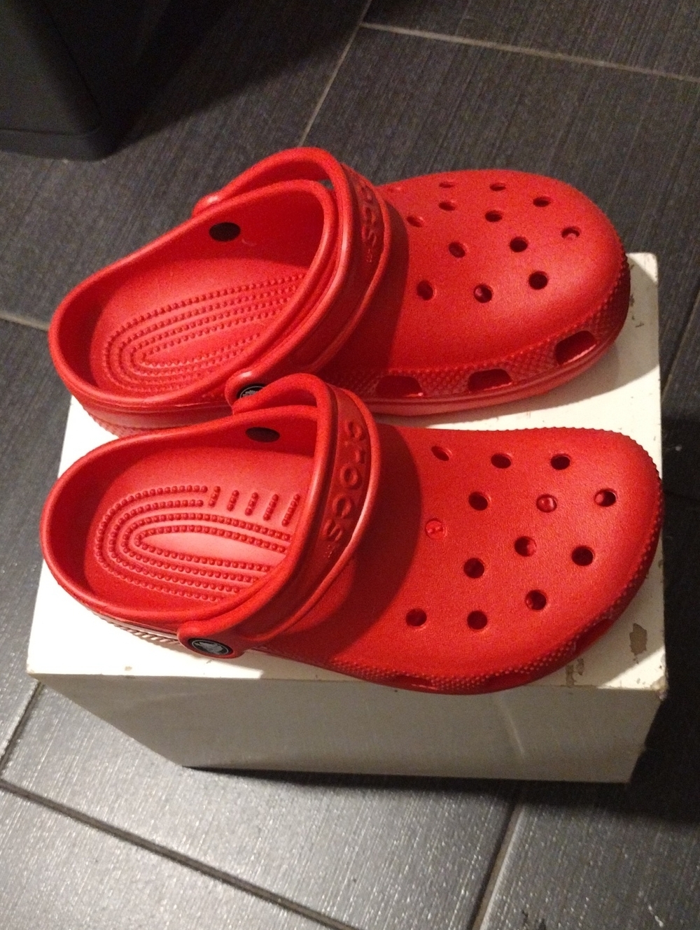 🔥🔥CROCS Kids Classic Clog Sandals in Bright Red